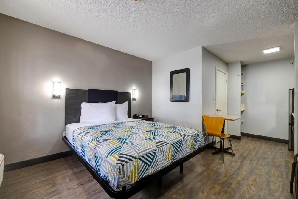 Queen Room - Disability Access - Smoking interior